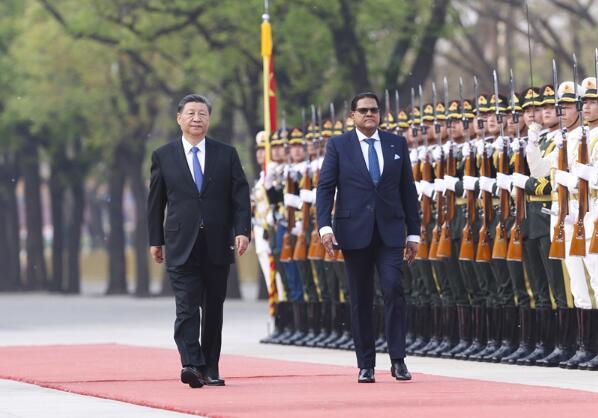 习近平同苏里南总统单多吉会谈2