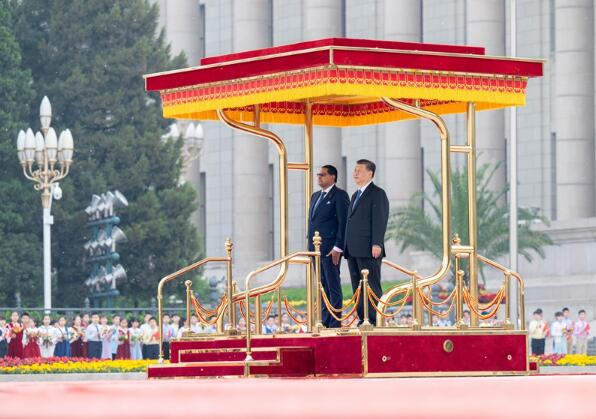 习近平同苏里南总统单多吉会谈6
