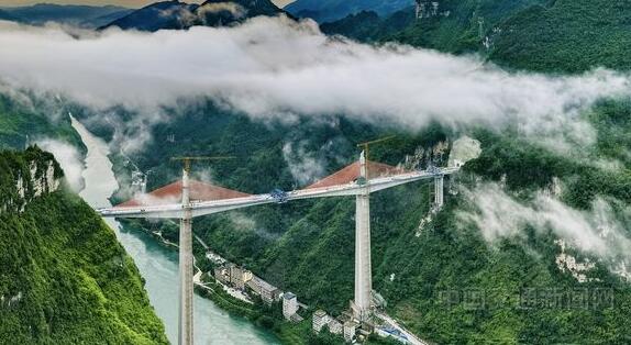 渝湘复线高速公路磨寨乌江特大桥顺利合龙