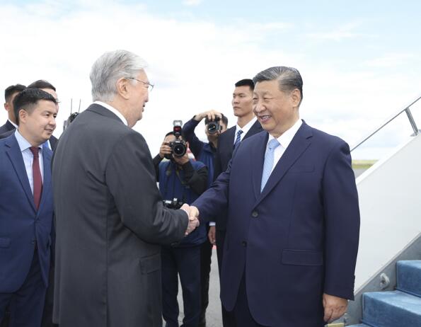 习近平抵达阿斯塔纳出席上海合作组织成员国元首理事会第二十四次会议并对哈萨克斯坦进行国事访问