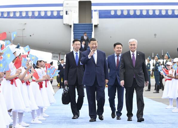 习近平抵达阿斯塔纳出席上海合作组织成员国元首理事会第二十四次会议并对哈萨克斯坦进行国事访问3
