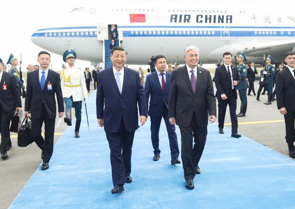 习近平抵达阿斯塔纳出席上海合作组织成员国元首理事会第二十四次会议并对哈萨克斯坦进行国事访问2