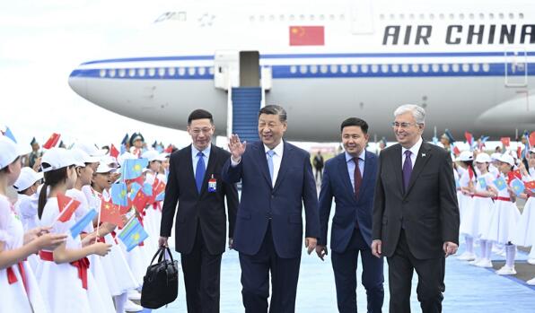 习近平抵达阿斯塔纳出席上海合作组织成员国元首理事会第二十四次会议并对哈萨克斯坦进行国事访问4