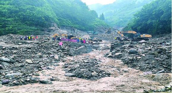 四川搭建临时救援通道