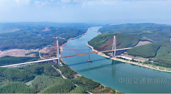 广西武宣至忻城高速公路黔江特大桥顺利合龙