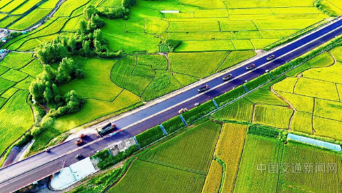 铁科高速公路黑龙江凤阳至方正段主线实现沥青混凝土面层合龙
