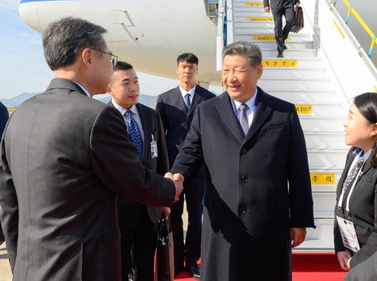 习近平抵达韩国出席亚太经合组织第三十二次领导人非正式会议并对韩国进行国事访问3