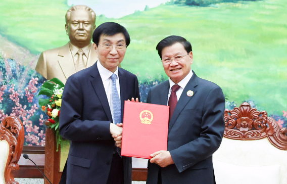 王沪宁对老挝进行正式友好访问并出席老挝建国50周年庆祝活动