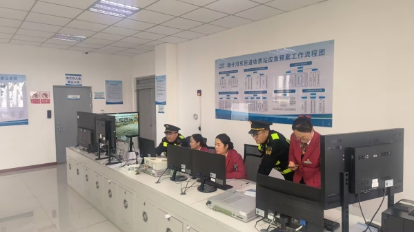 图(二)执法人员在收费站监控指挥中心进行调度 图(二)执法人员在收费站监控指挥中心进行调度
