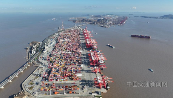 上海港洋山深水港区集装箱吞吐量再创历史新高1